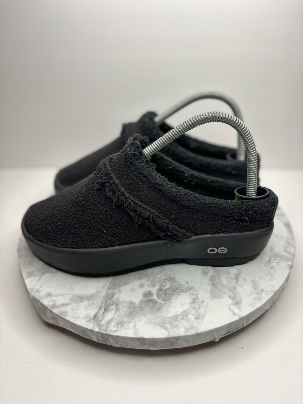 Size 7- OOFOS Cushioned Slip-On Slippers Black Unisex